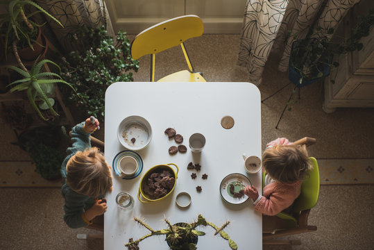bambine fanno colazione con biscotti