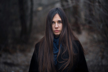 Naklejka premium Portrait of a beautiful girl in a dark forest