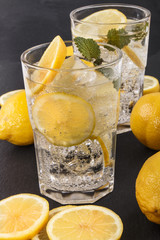 sparkling mineral water with ice and lemon slices
