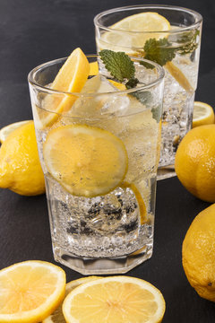 sparkling mineral water with ice and lemon slices