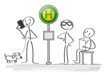 Fahrgäste warten an der Bushaltestelle und vertreiben sich die Zeit