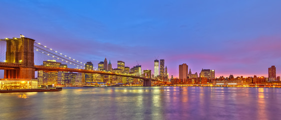 Fototapeta na wymiar Brooklyn bridge and Manhattan at dusk, New York City