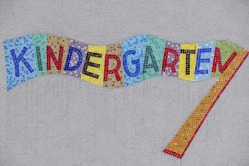 Kindergarten buntes Schild - obrazy, fototapety, plakaty