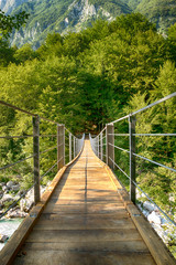 Hängebrücke über einem Fluss