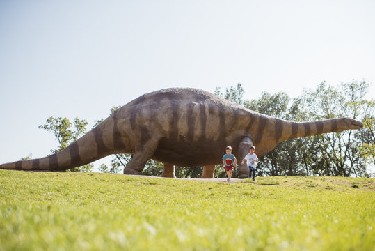 children play to the dinosaur park