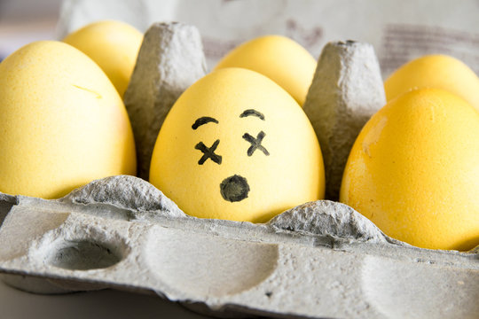 Frohe Ostern: Gefärbtes Osterei mit Gesicht aufgemalt - Nahaufnahme