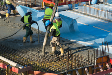 Bauarbeiter schüttet den Beton