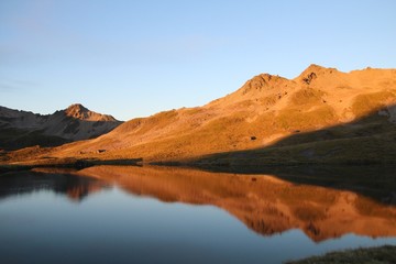 Fototapeta na wymiar Angelus Hut: Lake Angelus (Angelus See) am Morgen