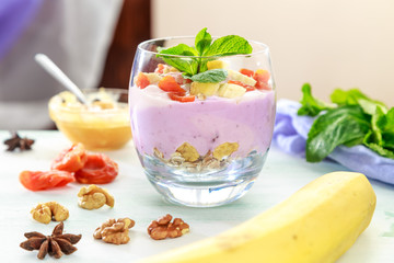 йогурт с мюслями и кусочками фруктов
