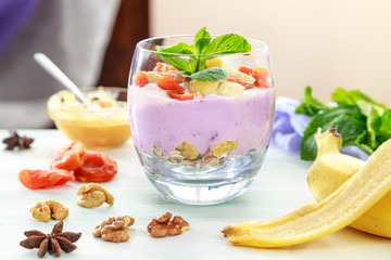 йогурт с мюслями и кусочками фруктов
