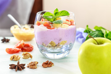 йогурт с мюслями и кусочками фруктов
