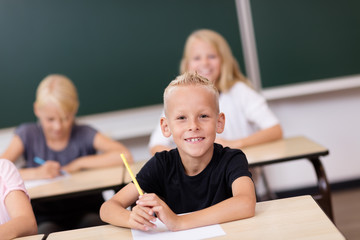 Junge in der Grundschule lacht