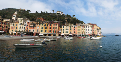 Italia, 16/03/2017: vista del porto e della baia di Portofino, villaggio di pescatori famoso per il pittoresco porto e le sue case colorate