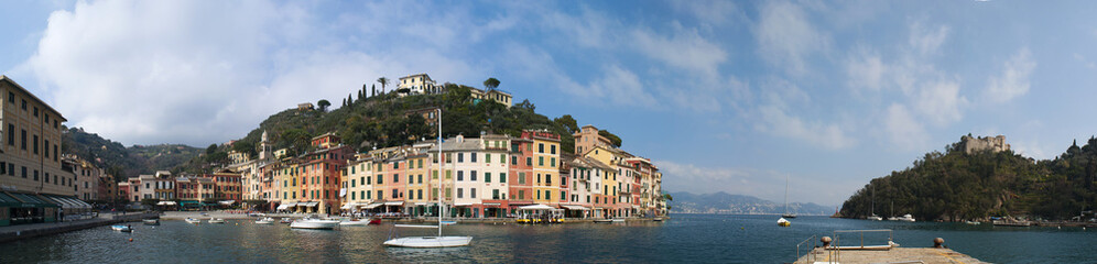 Italia, 16/03/2017: vista del porto e della baia di Portofino, villaggio di pescatori famoso per il pittoresco porto e le sue case colorate