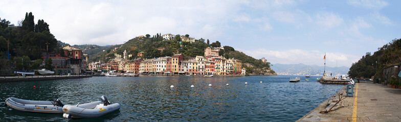 Italia, 16/03/2017: vista del porto e della baia di Portofino, villaggio di pescatori famoso per il pittoresco porto e le sue case colorate
