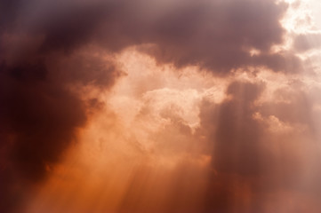 Sonne bricht durch Abendwolken