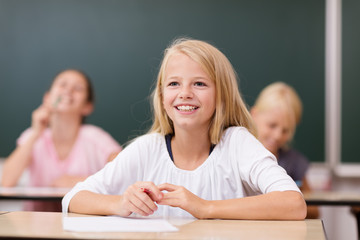 Lachende Schülerin in der Grundschule