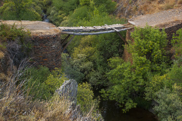 Puentede madera viejo sobre el Río Jarama