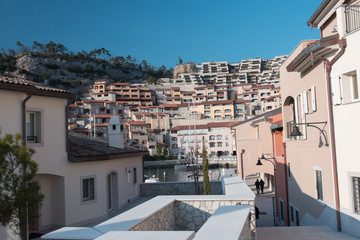 Obraz premium Sunset, golden light on the seaside village. Love Walk