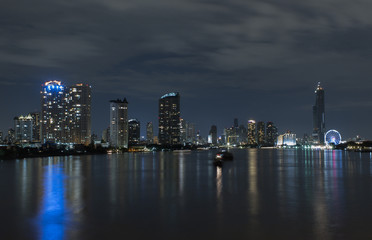 Obraz premium Night city river view with reflection in water.