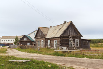 Fototapeta na wymiar Деревянный дом в поселке Соловецкий