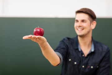 Lehrer hält einen gesunden Apfel