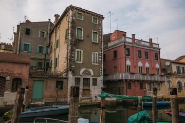 Fototapeta na wymiar Antichi palazzi nel centro storico di Chioggia in Veneto, Italia