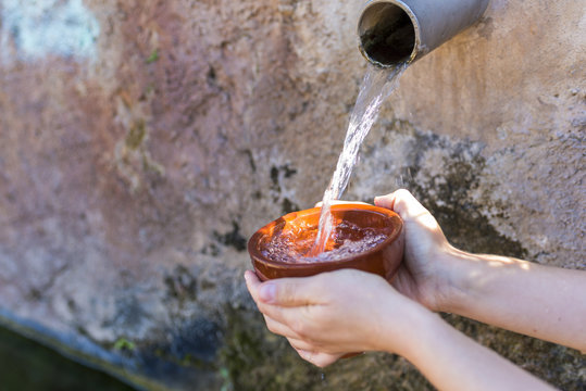 Fuente de agua  natural.