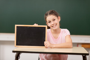 Kind in der Schule mit Tafel