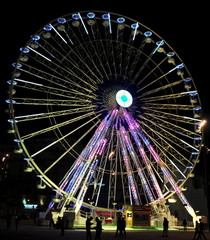 Nächtlich beleuchtetes Riesenrad am Hafen von Marseille