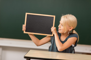 Kind in der Schule mit Tafel