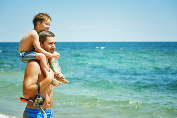 Naklejka premium father playing with son at sea