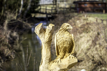 Naklejka premium Geschnitzter Greifvogel im Tierpark von Rheinböllen