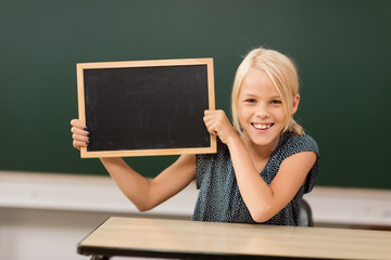 Kind in der Schule mit Tafel