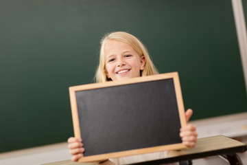 Kind in der Schule mit Tafel