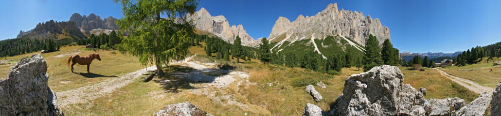 Fototapeta na wymiar Gruppo del Catinaccio, conca del Gardeccia a 360°
