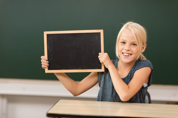 Kind in der Schule mit Tafel