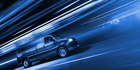 schneller Transporter bei Nacht in einer Stadt