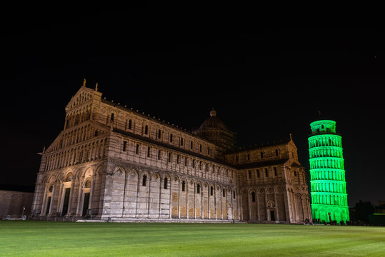 Torre di Pisa colorata di verde nel giorno di San Patrizio