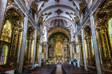 Fototapeta na wymiar Interior of famous Carmelite Church in Porto city, Portugal