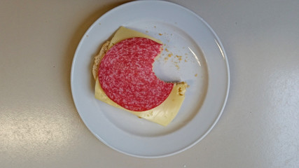 angebissenes Brötchen mit Salami 