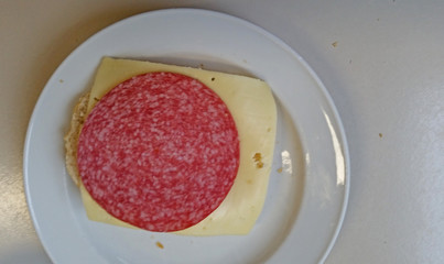 Brötchen mit Salami undf Käse als Belag 