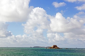 St Malo, fort du grand B&eacute; &eacute;cras&eacute; par les nuages (Bretagne, France)