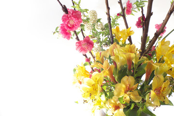 Fototapeta premium 紅梅とアルストロメリアのフラワーアレンジメント