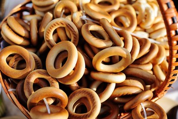 Fototapeta premium Round bagels close-up in wicker basket