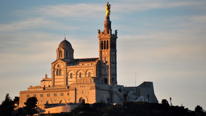 Notre-Dame im Morgenlicht über der Stadt thronend