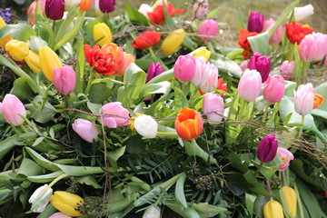 Tulpen im Trauergesteck