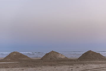 Playa con montones de arena.