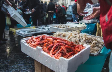 Crédence de cuisine en verre imprimé Crustacés fruits de mer crus frais sur le marché aux poissons de comptoir