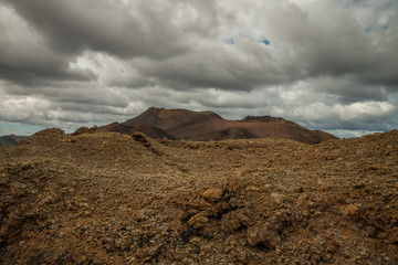 Paesaggio desertico di sabbia vulcanica nel Parco Nazionale di Timanfaya in Lanzarote - Canarie